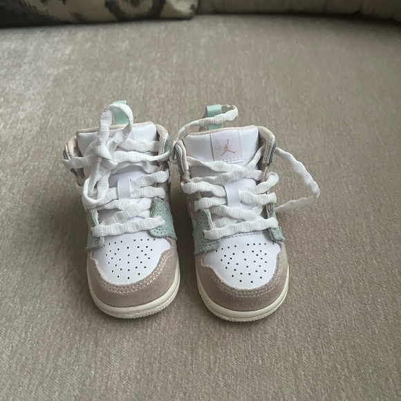 Jordan 1 Mid SE Toddler White/Pink Oxford-Jade Ice 5C - Picture 2 of 4